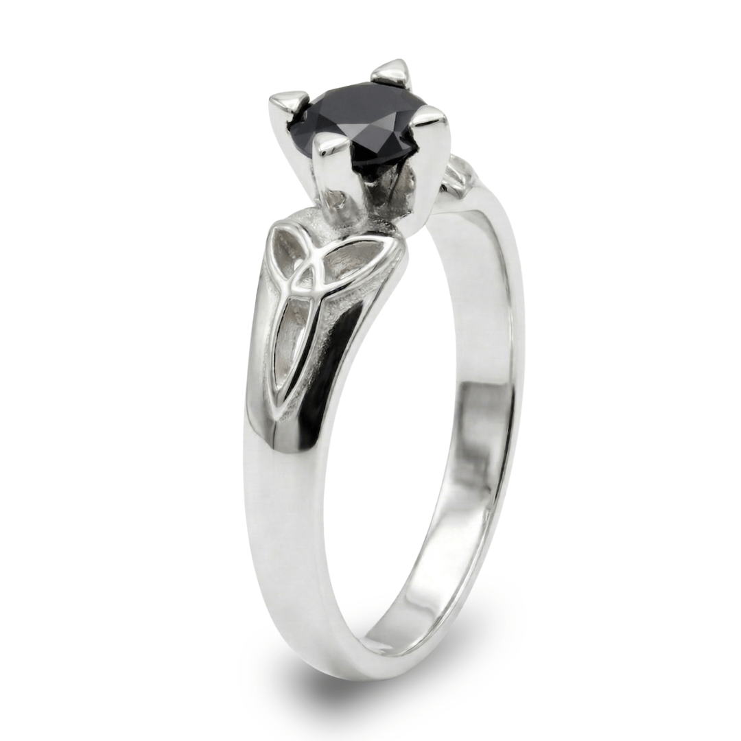 Alana - Anel Solitário com Nó Celta em Prata 925 e Zircônia Preta