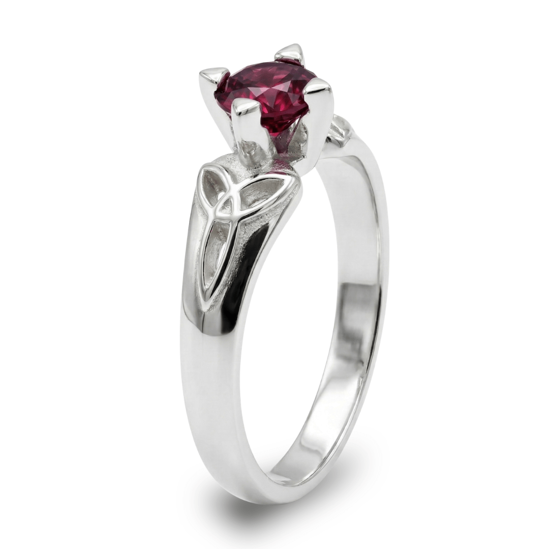 Alana - Anel Solitário com Nó Celta em Prata 925 e Zircônia Vermelha