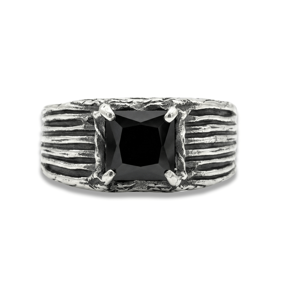 DONNOVAN – ANEL EM PRATA 925 COM PEDRA PRETA QUADRADA E DETALHES OXIDADOS