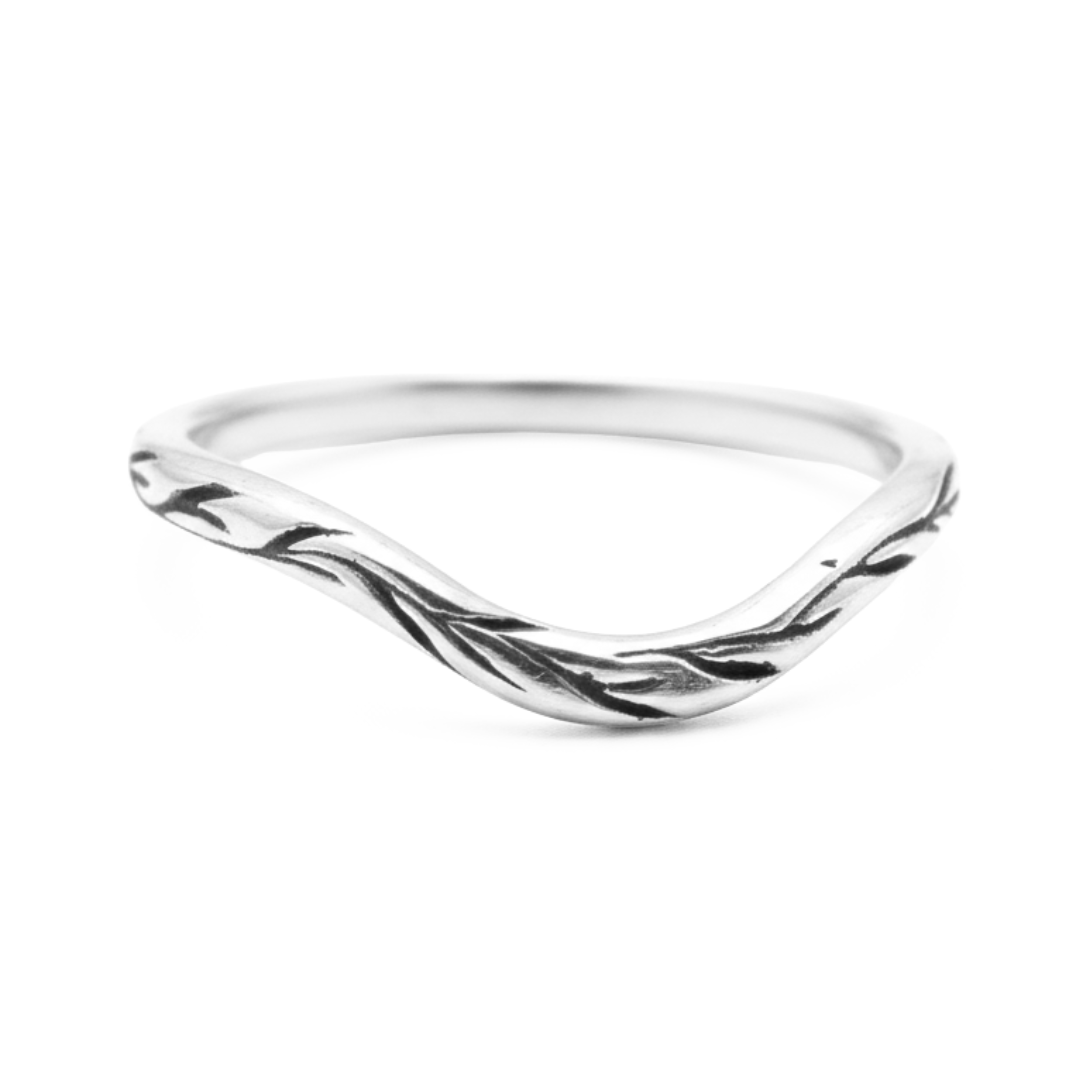 Anel Essência em Prata 925 – Anel Fino Orgânico com Detalhes Oxidados