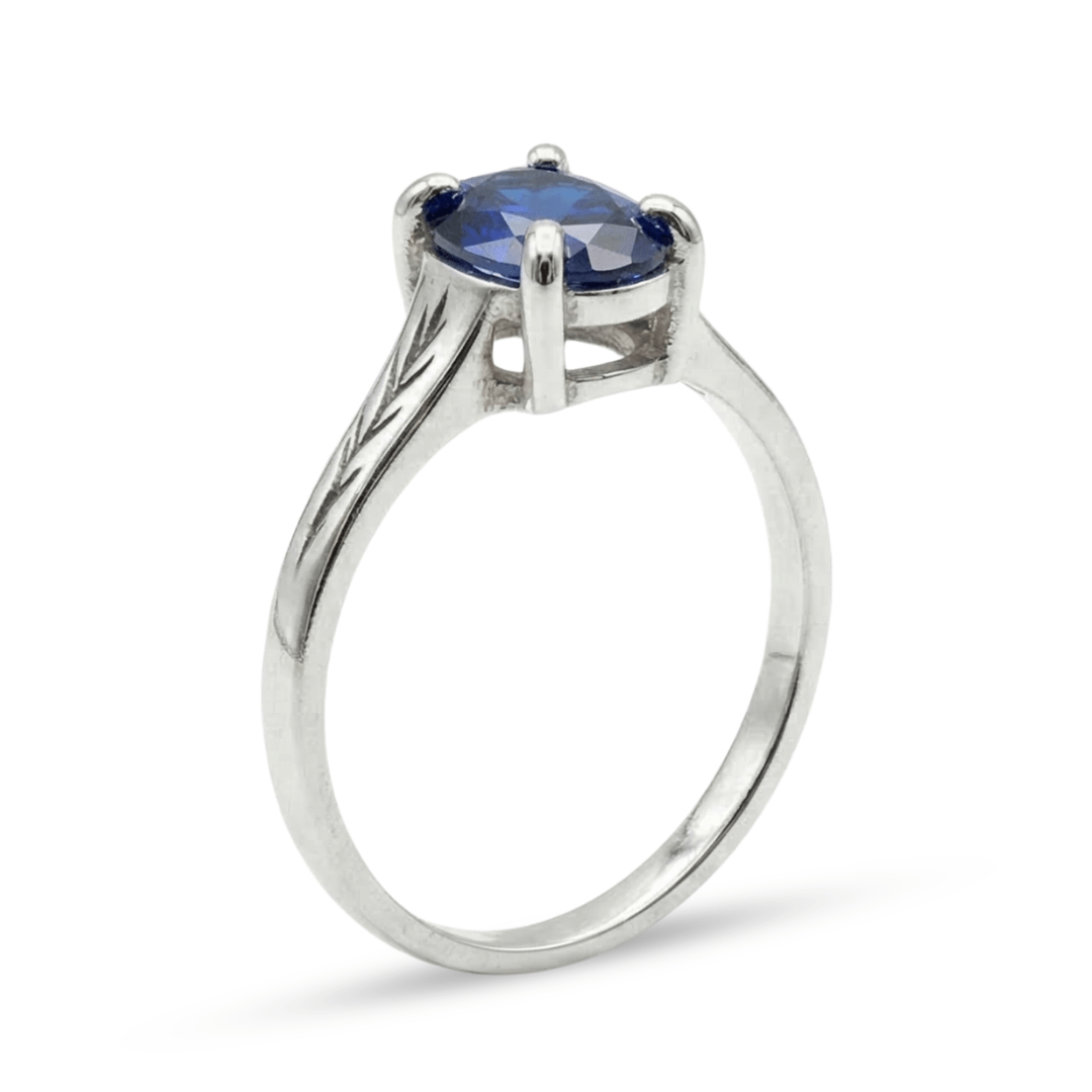 Essência - Anel Solitário Artesanal em Prata 925 e Zircônia Oval Azul Safira
