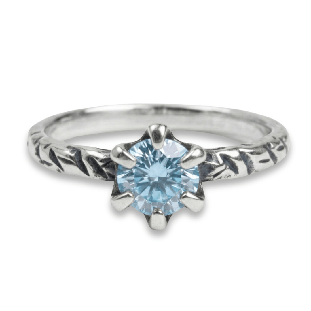 HELGA — Anel Solitário em Prata 925 com Zircônia Azul claro 