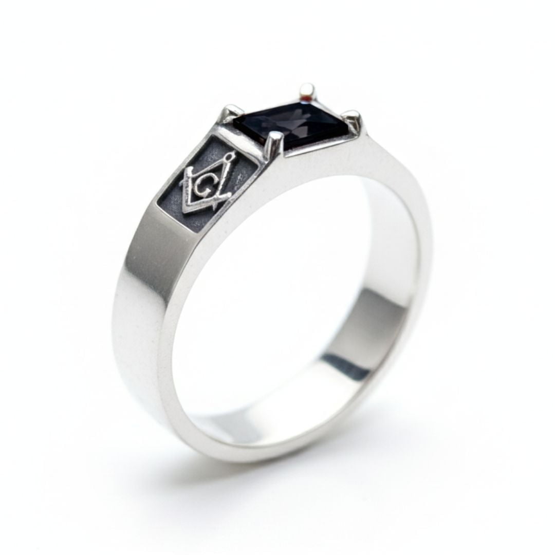Maçonaria – Anel Sinete Retangular Esquadro e Compasso com Zircônia preta em Prata 925