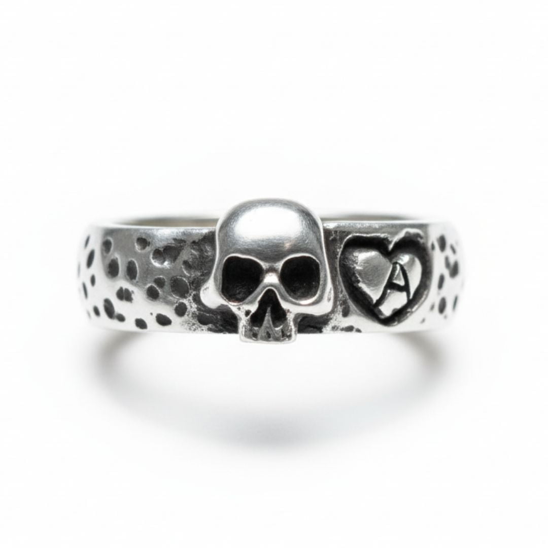 Skull Love – Anel Caveira Coração em Prata 925