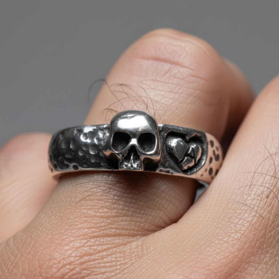 Skull Love – Anel Caveira Coração em Prata 925 | Maktub Pratas