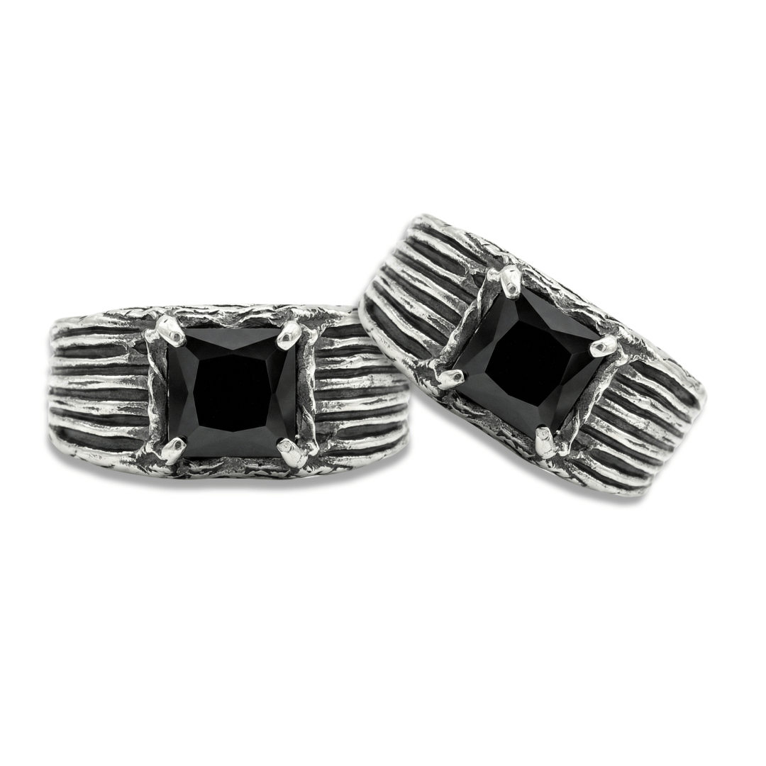 DONNOVAN – PAR DE ALIANÇAS EM PRATA 925 COM PEDRA PRETA QUADRADA E DETALHES OXIDADOS