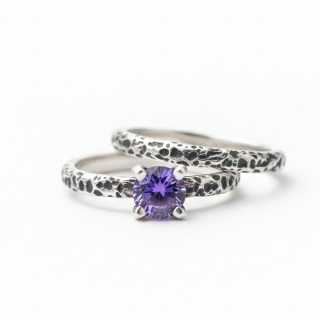 LUNAR – PAR DE ALIANÇAS (SOLITÁRIO + ANEL LUNAR) EM PRATA 925 COM ZIRCÔNIA ROXA