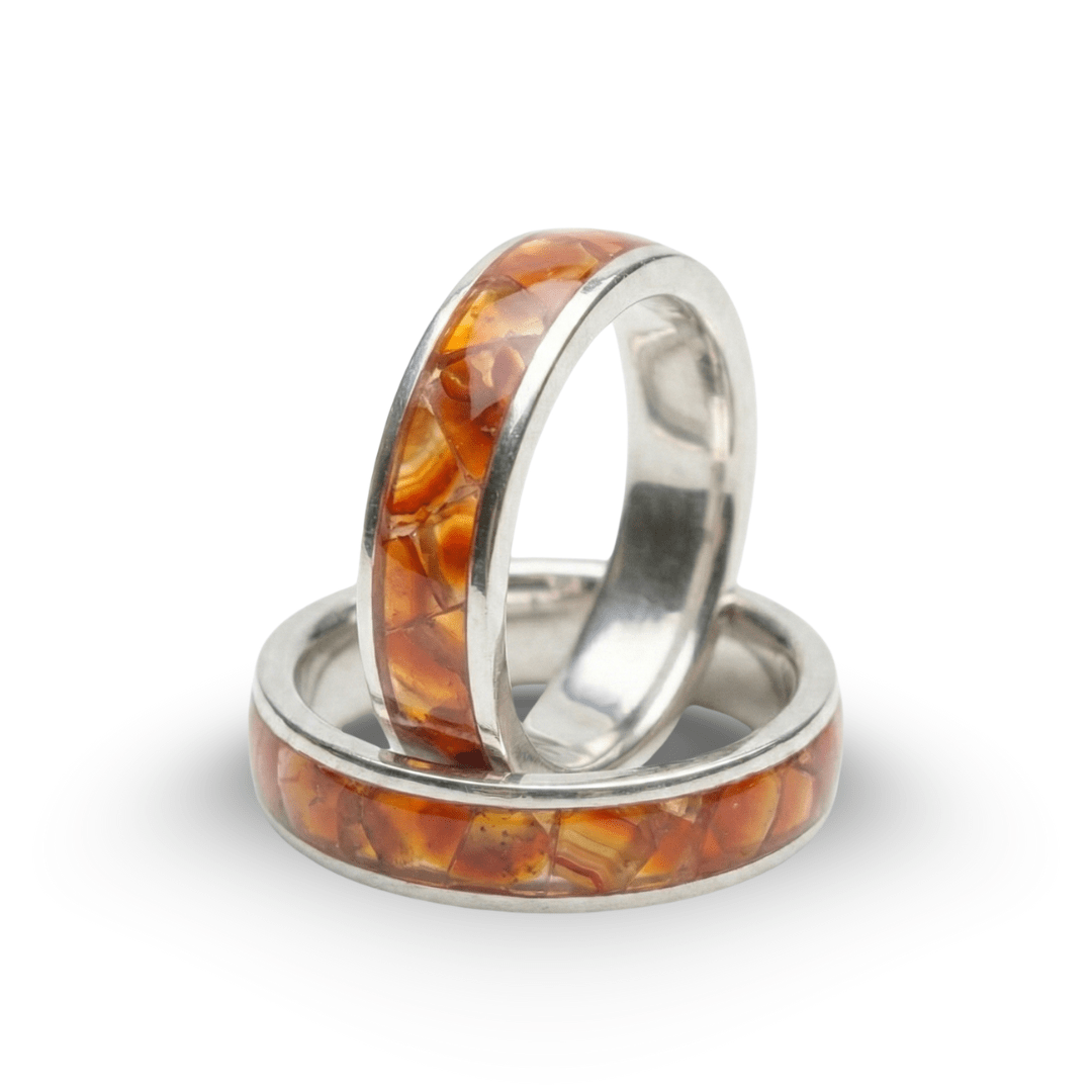 Mosaico – Par de Alianças em Prata 925 com Mosaico de Pedra Natural Ágata de Fogo