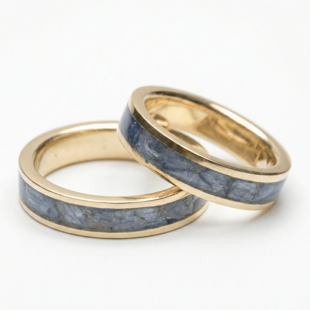 Mosaico – Par de Alianças em Ouro Amarelo 14K com Pedra Natural Cianita Azul