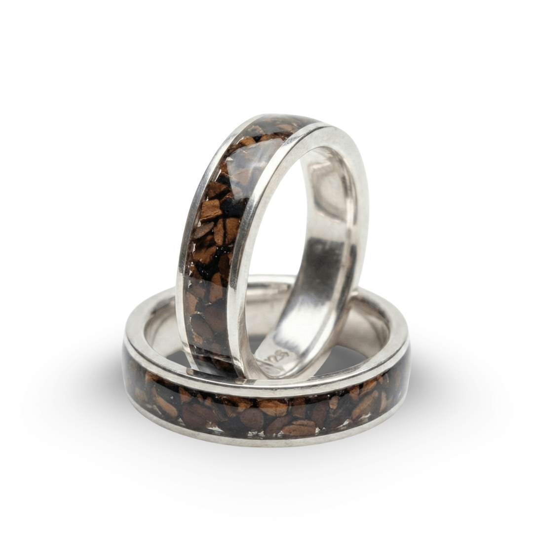 Mosaico – Par de Alianças em Prata 925 com Mosaico de Grãos Torrados de Café