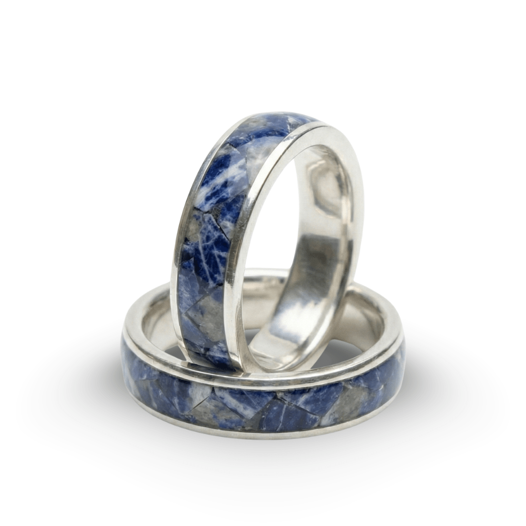 Par de Alianças em Prata 925 com Pedra Natural Sodalita – Mosaico