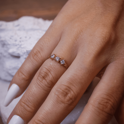 TRIUM – ANEL APARADOR EM OURO AMARELO 14K COM ZIRCÔNIAS BRANCAS