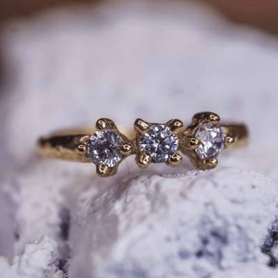 TRIUM – ANEL APARADOR EM OURO AMARELO 14K COM ZIRCÔNIAS BRANCAS