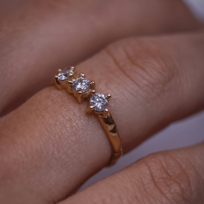 TRIUM – ANEL APARADOR EM OURO AMARELO 14K COM ZIRCÔNIAS BRANCAS