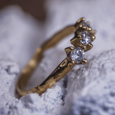 TRIUM – ANEL APARADOR EM OURO AMARELO 14K COM ZIRCÔNIAS BRANCAS