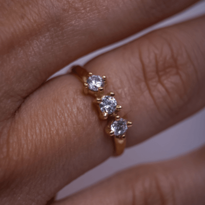 TRIUM – ANEL APARADOR EM OURO AMARELO 14K COM ZIRCÔNIAS BRANCAS TRIUM – ANEL APARADOR EM OURO AMARELO 14K COM ZIRCÔNIAS BRANCAS