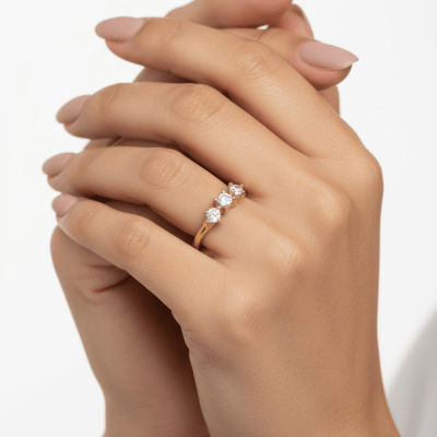 TRIUM – ANEL APARADOR EM OURO AMARELO 14K COM ZIRCÔNIAS BRANCAS