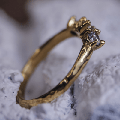 TRIUM – ANEL APARADOR EM OURO AMARELO 14K COM ZIRCÔNIAS BRANCAS