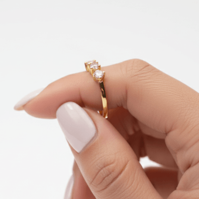 TRIUM – ANEL APARADOR EM OURO AMARELO 10K COM ZIRCÔNIAS BRANCAS