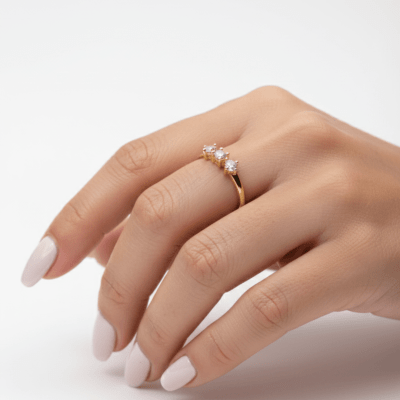 TRIUM – ANEL APARADOR EM OURO AMARELO 10K COM ZIRCÔNIAS BRANCAS