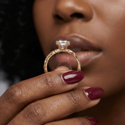 HELGA — Anel Solitário em Ouro Amarelo 14K com Zircônia Branca