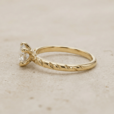 HELGA — Anel Solitário em Ouro Amarelo 14K com Zircônia Branca