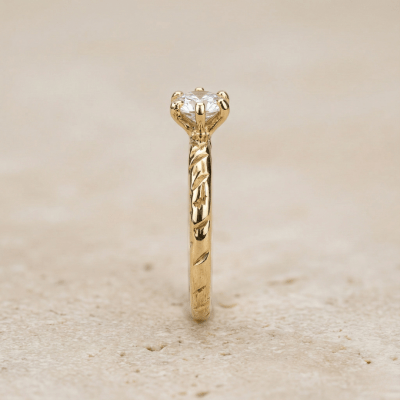 HELGA — Anel Solitário em Ouro Amarelo 18K com Zircônia Branca