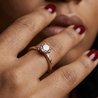 HELGA — Anel Solitário em Ouro Amarelo 18K com Zircônia Branca