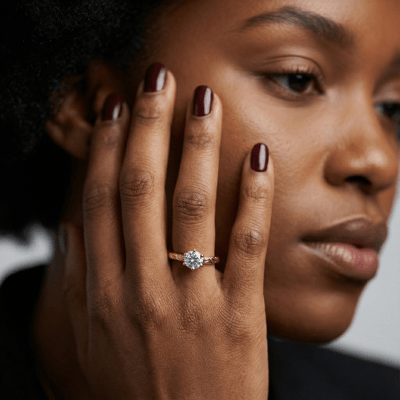 HELGA - ANEL SOLITÁRIO EM OURO AMARELO 18 K COM ZIRCÔNIA BRANCA