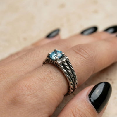 BONNY — Anel em Prata 925 com Zircônia Azul Claro