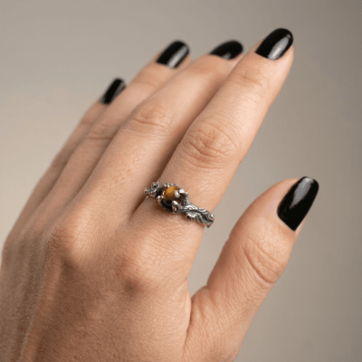 Edição Limitada – Anel Wood Moon em Prata 925 com Pedra Natural Olho de Tigre