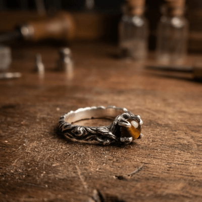 Edição Limitada – Anel Wood Moon em Prata 925 com Pedra Natural Olho de Tigre