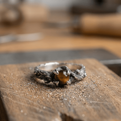 Edição Limitada – Anel Wood Moon em Prata 925 com Pedra Natural Olho de Tigre