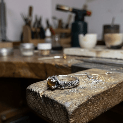 Edição Limitada – Anel Wood Moon em Prata 925 com Pedra Natural Olho de Tigre