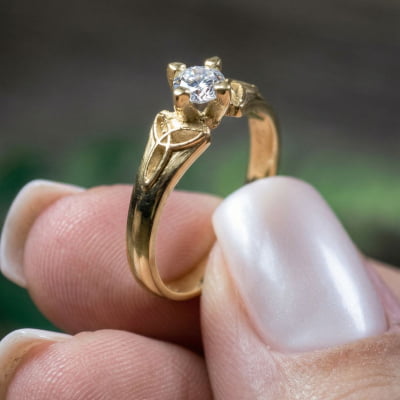 Alana - Anel Solitário com Nó Celta em Ouro Amarelo 18K e Zircônia Branca