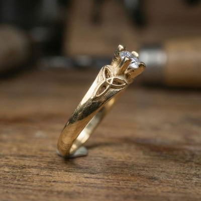 Alana - Anel Solitário com Nó Celta em Ouro Amarelo 18K e Zircônia Branca