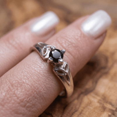 Alana - Anel Solitário com Nó Celta em Prata 925 e Zircônia Preta