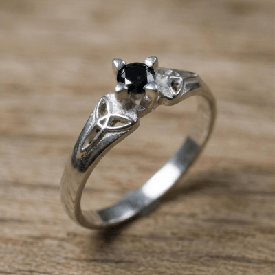 Alana - Anel Solitário com Nó Celta em Prata 925 e Zircônia Preta