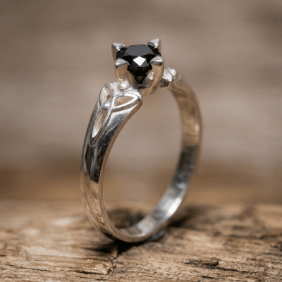 Alana - Anel Solitário com Nó Celta em Prata 925 e Zircônia Preta