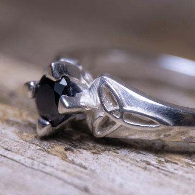 Alana - Anel Solitário com Nó Celta em Prata 925 e Zircônia Preta