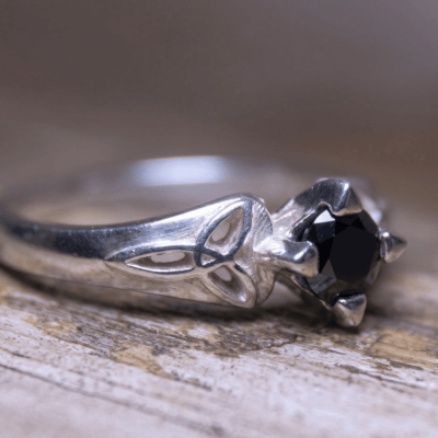 Alana - Anel Solitário com Nó Celta em Prata 925 e Zircônia Preta