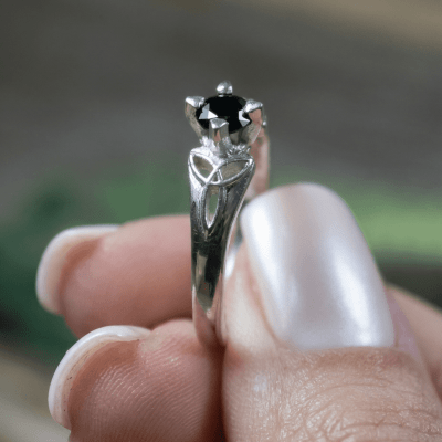 Alana - Anel Solitário com Nó Celta em Prata 925 e Zircônia Preta