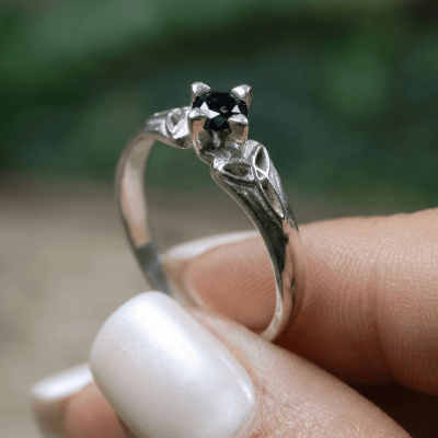 Alana - Anel Solitário com Nó Celta em Prata 925 e Zircônia Preta Alana - Anel Solitário com Nó Celta em Prata 925 e Zircônia Preta