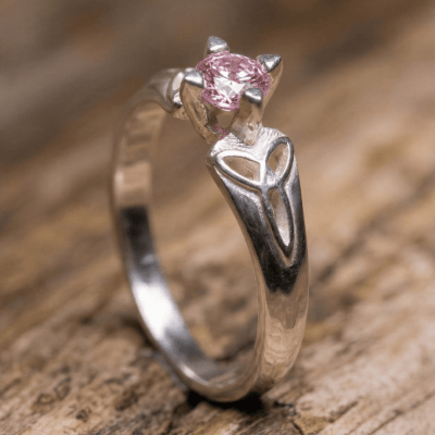 Alana - Anel Solitário com Nó Celta em Prata 925 e Zircônia Rosa