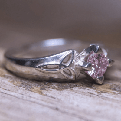Alana - Anel Solitário com Nó Celta em Prata 925 e Zircônia Rosa