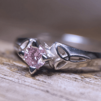 Alana - Anel Solitário com Nó Celta em Prata 925 e Zircônia Rosa