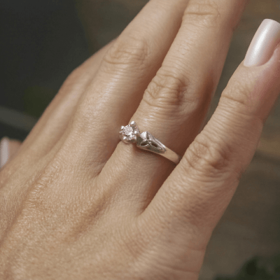 Alana - Anel Solitário com Nó Celta em Prata 925 e Zircônia Rosa