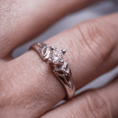 Alana - Anel Solitário com Nó Celta em Prata 925 e Zircônia Rosa