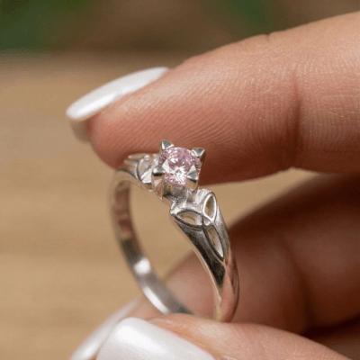 Alana - Anel Solitário com Nó Celta em Prata 925 e Zircônia Rosa Alana - Anel Solitário com Nó Celta em Prata 925 e Zircônia Rosa