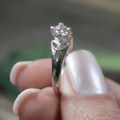 Alana - Anel Solitário com Nó Celta em Prata 925 e Zircônia Rosa